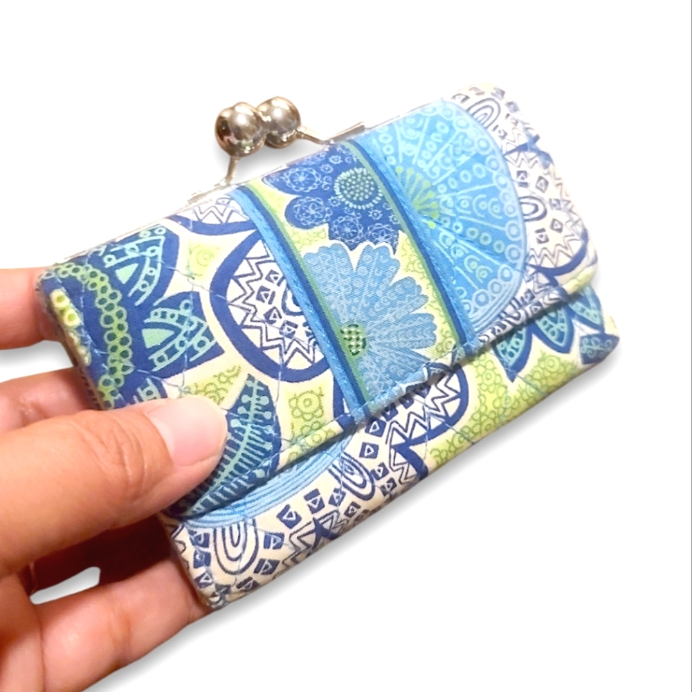 Vera Bradley Doodle Daisy Small Kisslock Wallet Blue and Green Snap Open